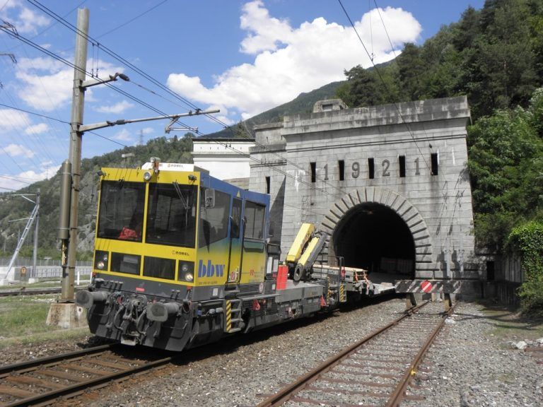 Licht ins Dunkel: Die Rhomberg Bahntechnik modernisiert die Selbstrettungsmaßnahmen im Simplon-Tunnel