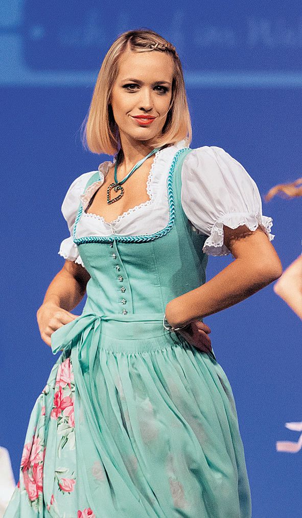 Lisa im farbenfrohen Dirndl.