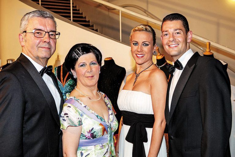 Lothar und Bianca Schuler trafen die „Dancing Stars“ Manuela Stöckl und Florian Gschaider bei der „Vorarlberger Tanzgala 2012“. Bei Dancing Stars trainieren die Schulers regelmäßig. Foto: Schuler