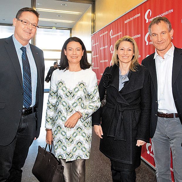 LR Christian Bernhard (l.) und Angelika Böhler sowie Bürgermeister Markus Linhart mit Manuela.