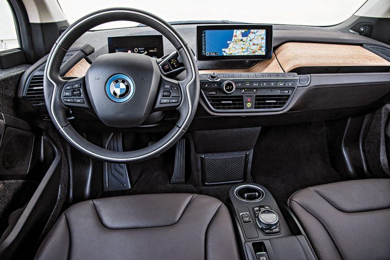 Luftiges Interieur, Display statt Tacho im Cockpit.