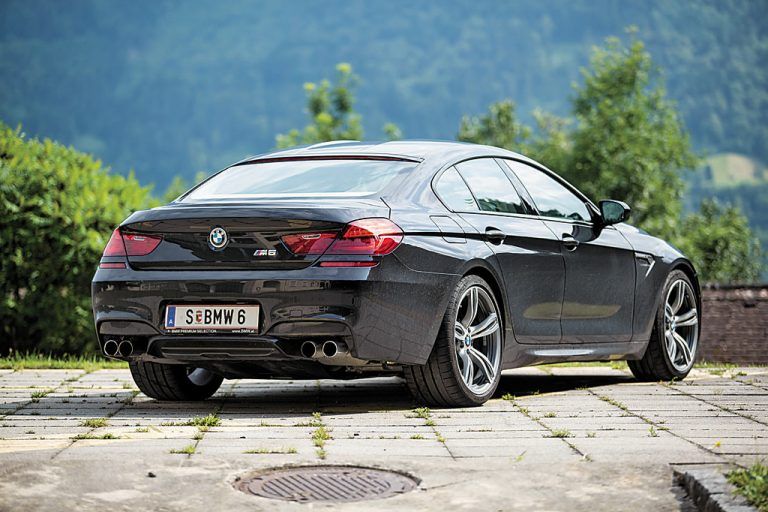 Mächtige Endrohre am Heck des M6.