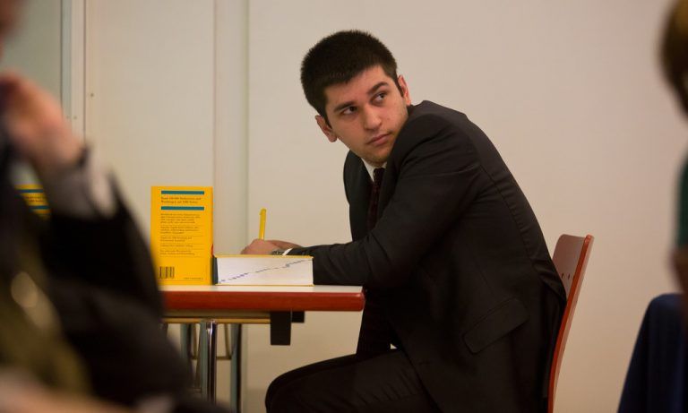 Magomed bei der Vorbereitung: Bald ist er in Englisch dran.
