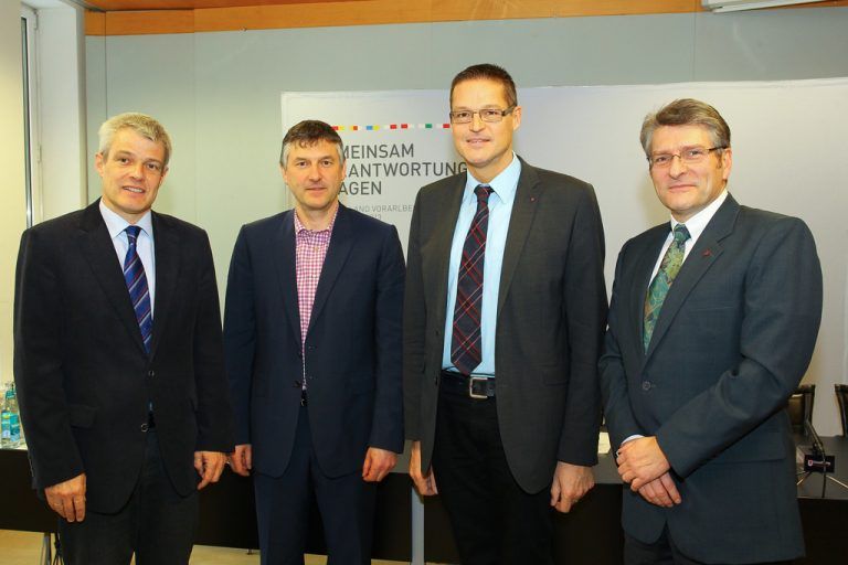 Manfred Brunner (l.) und LR Christian Bernhard übernehmen den Vorsitz in der Landeszielsteuerungskommission.  Foto: VN/Hofmeister