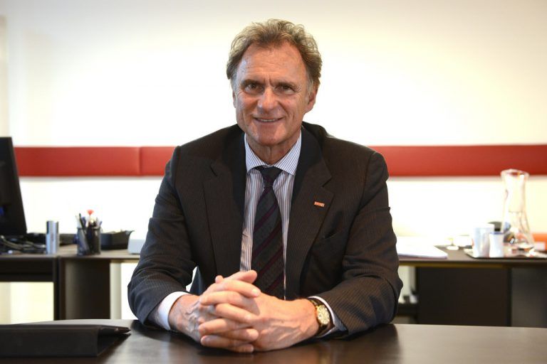 Das ist eine positive Nachricht für alle, die regelmäßig nach Wien fliegen. Die Verbindung bringt zeitlich Vorteile mit sich, man muss für Nachmittagstermine nicht schon frühmorgens fliegen. Ganz abgesehen davon, dass Konkurrenz in jeder Branche von Vorteil ist. Manfred Rein, Präsident WKV