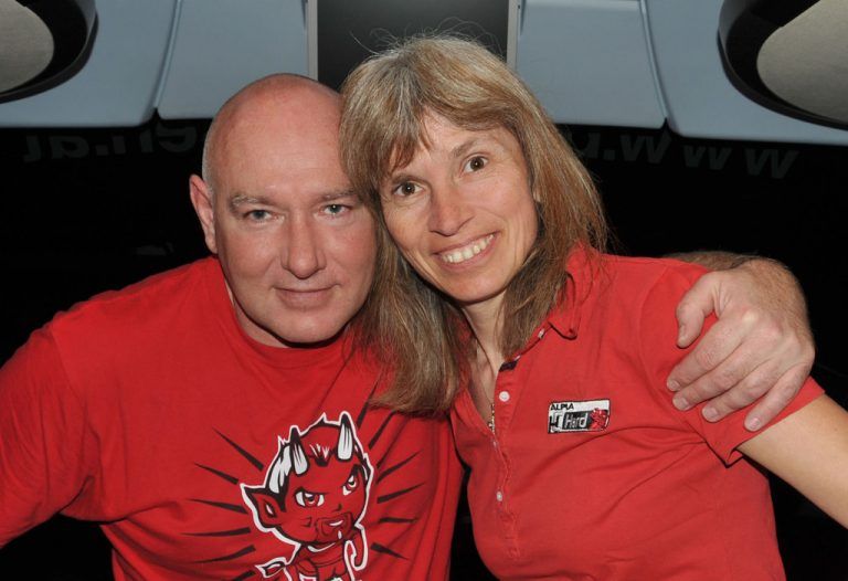 Manfred Schmid leitet den Fanclub der Harder Handballer. Seine Gattin Elisabeth unterstützt ihn. Foto: privat