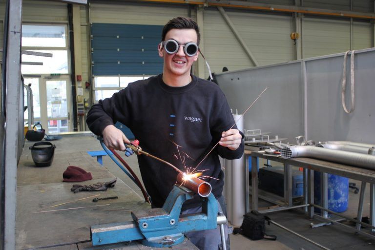 Manuel Bogatec beim Schweißen in der Werkstatt der Firma Wagner. Den Haarschutz hat er für unser Foto abgenommen.  Foto: VN