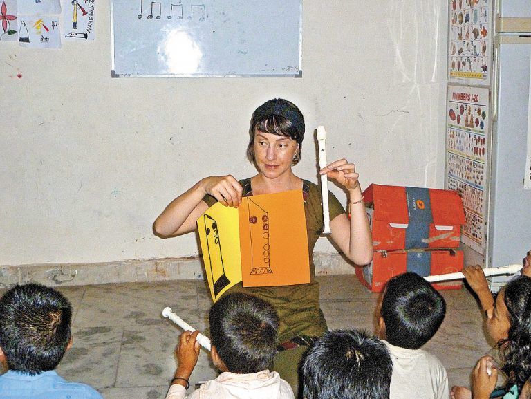 Maren Kloser bringt den Kindern die Blockflöte spielerisch näher. Foto: Privat
