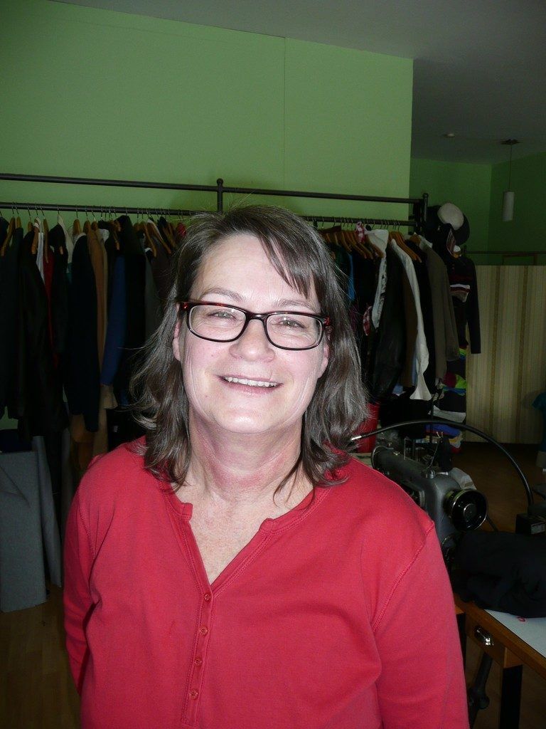 Margarethe Fetz,SchneiderinNahezu täglich beschäftige ich mich mit einem neuen Stück. Zumeist braucht es individuelle Lösungen, für die meine Kreativität gefordert ist. Außerdem liebe ich den Umgang mit Stoffen.