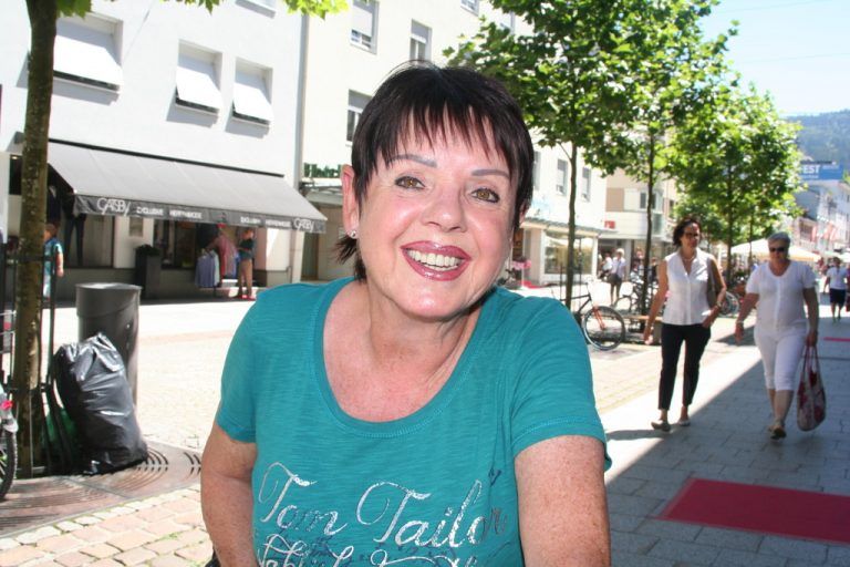 Maria Lintner,64, BregenzKrummes Gemüse oder Obst würde ich selbstverständlich kaufen, man kann es ja auch nicht einfach wegschmeißen. Das Wichtigste ist für mich, dass die Ware in Ordnung ist, ob krumm oder gerade.