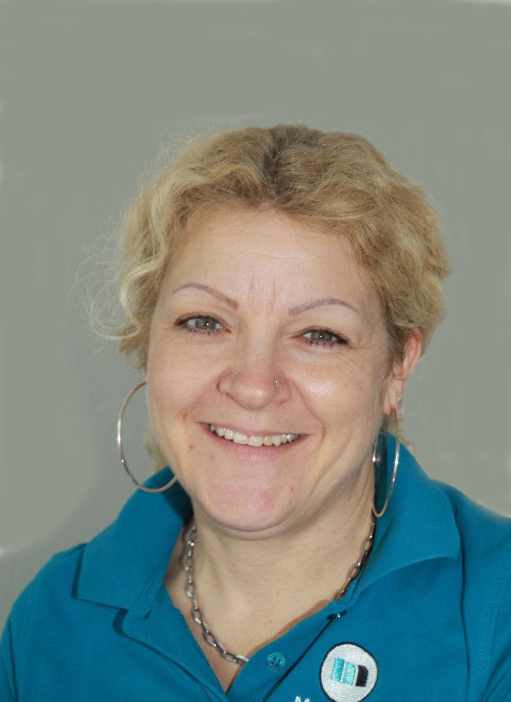 Marika Seeberger, SekretariatIch bereite die Buchhaltung vor, schreibe Angebote, mache Telefondienst. Das Aufgabengebiet ist vielseitig und abwechslungsreich. Wir sind ein kleines Team, das Arbeitsklima ist wunderbar.