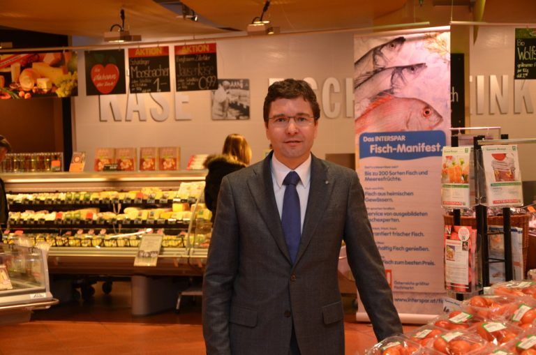 Markus Kaser in seiner Welt: Der Interspar-Österreich-Chef will weiter in die Qualität und Auswahl in seinen Märkten investieren. Foto: VN/sca