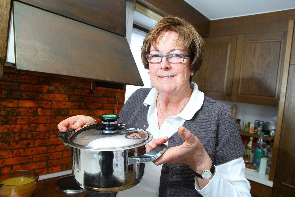 Eine Frau will umrühren