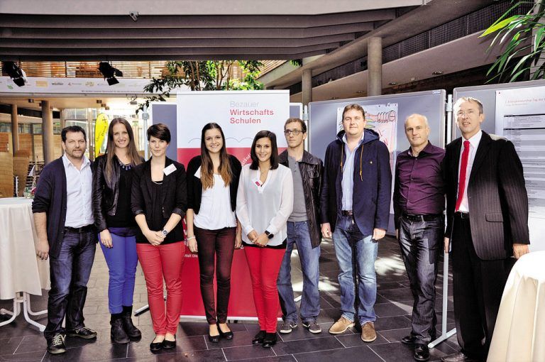 Martin Fink (Fink. wertvoll genießen, Egg), Edith Klinger (ediths, Bizau), Jasmin Metzler, Verena Wild, Patrizia Fritz, Gunter Fetz (Gasthaus Jöslar, Andelsbuch), Gerhard Felder (Felder Reisen, Mellau), Direktor Andreas Kappaurer, Mario Hammerer (Betreuungslehrer) beim 1. „Entrepreneurship-Tag an den Bezauer Wirtschaftsschulen“. Foto: Andreas Mennel