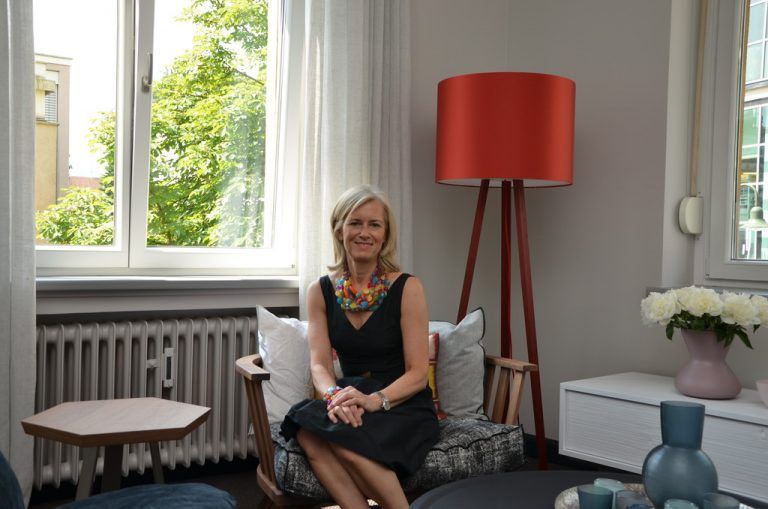 Martina Hladik in der neuen „Musterwohnung“ oberhalb ihres „Room Service“ in Dornbirn. Fotos: VN/Scalet