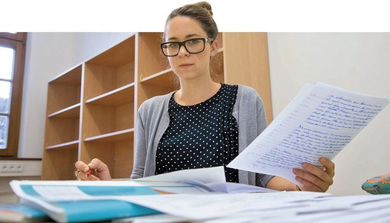 Martina Netzer: korrigieren, korrigieren, korrigieren – und bald noch mehr korrigieren? Foto: VN/Paulitsch