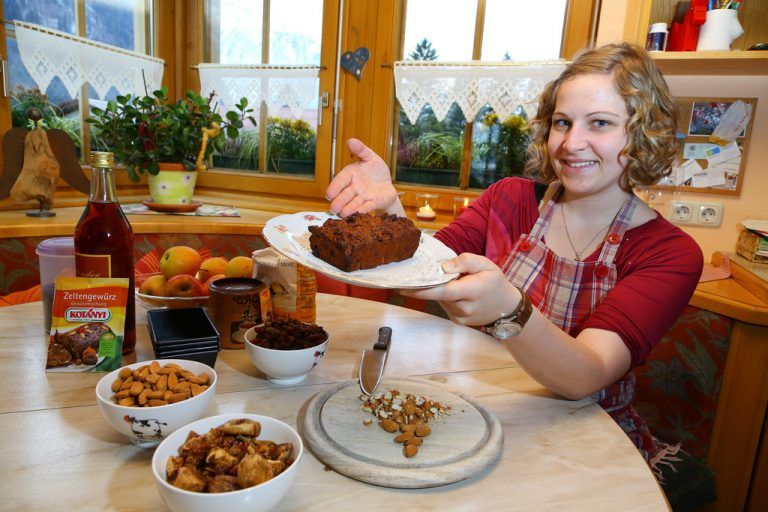 Martina Schindler produziert neben Apfelbrot auch Frischkäsle und Schafwollherzen.  Foto: VN/Hofmeister