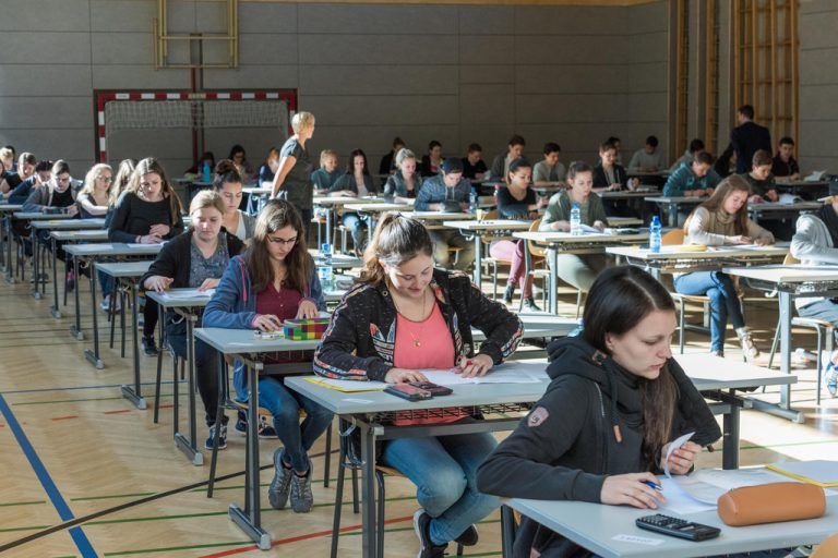 Ein voller Turnsaal mit rauchenden Köpfen. 77 Kandidaten traten in Bludenz zur Mathematura an. Fotos: Stiplovsek