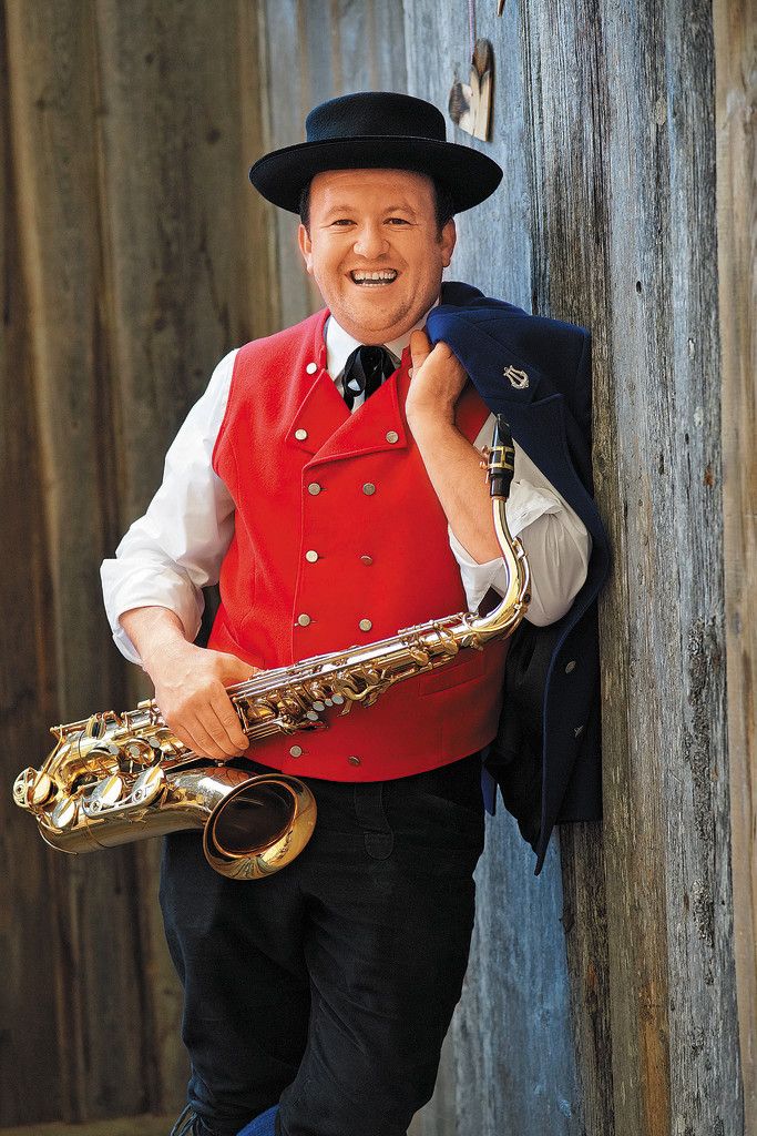 Mathias Simma, Obmann und Festobmann der Bürgermusik Au, mit seinem Tenorsaxofon. Foto: L. Berchtold