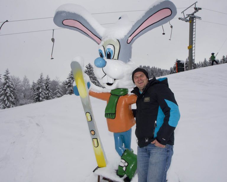 Matthias Schmid hat ebenfalls seinen Spaß mit den Tierfiguren, die zahlreich das Skigebiet in Egg-Schetteregg bevölkern.  VN/Paulitsch