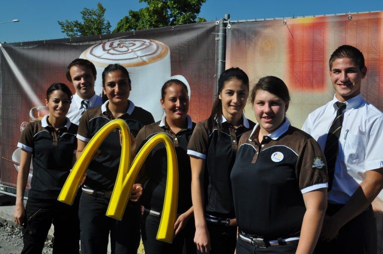 mcDonald’s: Die Versluis Restaurant GmbH mit McDonald’s-Restaurants in Rankweil, Bürs, Hohenems und Dornbirn bildet Jugendliche im Lehrberuf Systemgastronomie aus. Ihnen stehen mit Ende der Lehre viele Karrierechancen offen.
