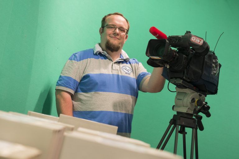 Media-Film-Geschäftsführer Bernhard Waibel im hauseigenen Studio in Dornbirn. Foto: Stiplovsek
