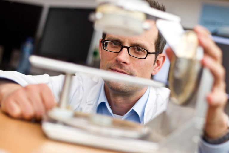 Medizinphysiker arbeiten vor allem in der Strahlentherapie und sind dort ein wichtiger Teil des Teams. Foto: vnHartinger