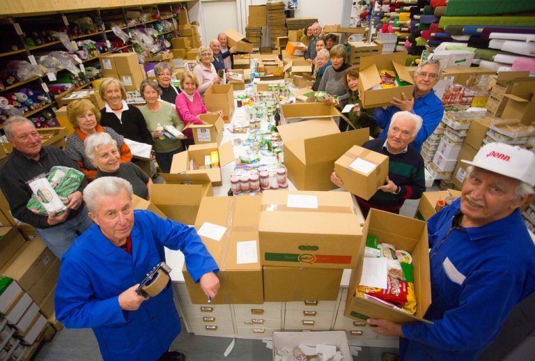 Mehr als 20 Frauen und Männer sorgen dieser Tage dafür, dass es woanders Weihnachten wird. Fotos: VN/Hartinger
