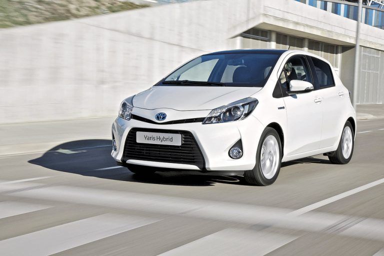 Mehr als nur ein Quantum Sportlichkeit hat Toyota dem Yaris verpasst. In der Voll-Hybrid-Version soll er sich mit 3,1 l Treibstoff zufriedengeben.