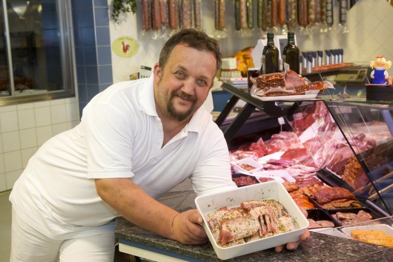 Metzger Robert Fontain achtet beim Fleisch auf Regionalität und natürlich auf Qualität. Foto: VN/Paulitsch