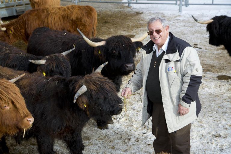 Michael Manhart mit „seinen“ Schottischen Hochlandrindern.  Foto: Roland Paulitsch