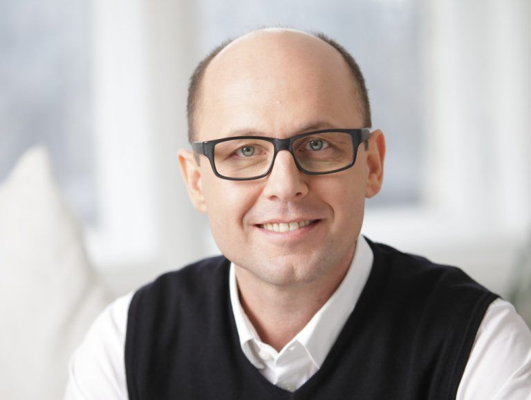 Michael Ritsch (SP): Eine zentralistische Steuerung mag für gewisse Bereiche sinnvoll sein. Doch mit der Abschaffung der Landtage würde jedes Bundesland – Vorarlberg nicht zuletzt aufgrund der geografischen Entfernung zur Bundeshauptstadt – vieles aufgeben. So wären die Regierenden sicher nicht mehr so gut in der Lage, die Bedürfnisse der Bevölkerung zu erkennen bzw. darauf zu reagieren. Die Nähe zu den Menschen, die Gespräche mit den Bürgern und die Kenntnis der Region mit ihrer Wirtschaft, ihrer Industrie oder beispielsweise dem Tourismus ist ein wichtiges Kriterium für die politische Arbeit. Aus diesem Grund würde ich einer Abschaffung des Landtags eine Absage erteilen.