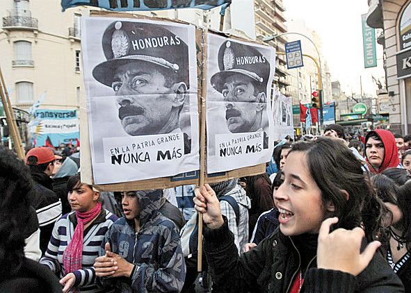 MilitärdiktaturZu seiner Rolle in der argentinischen Militärdiktatur (1976 bis 1983) gibt es widersprüchliche Aussagen. So wird er beschuldigt, zwei Jesuiten nicht vor der Verschleppung geschützt zu haben. Er selbst weist dies zurück.