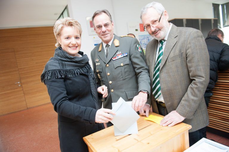 Militärkommandant Ernst Konzett bei der Stimmabgabe im Gemeindeamt Nüziders: „Fortbestand der Einsatzgruppe gesichert.“ Foto: VN/Rhomberg