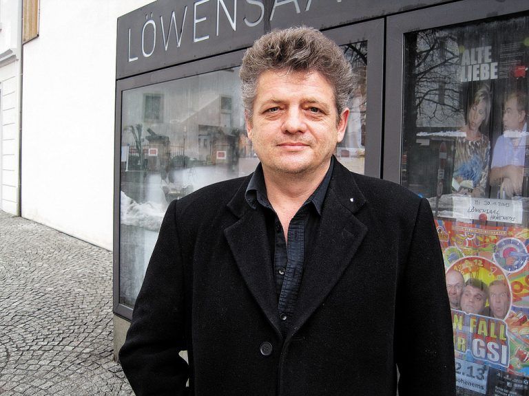 Milos Racic,47, Hohenems.Ich kann mir nicht vorstellen, dass diesen Freitag die Welt untergehen soll. Dass nur wegen dem Datum aus dem Maya-Kalender die Welt untergehen soll, glaube ich einfach nicht. Dieser Kalender wurde ja vor Jahrtausenden erstellt. Ich glaube aber schon, dass die Sterne einen gewissen Einfluss auf das Leben haben können, wenn sie in einer bestimmten Reihenfolge angeordnet sind. Würde die Welt untergehen, möchte ich den letzten Tag auf alle Fälle mit meiner Familie verbringen.