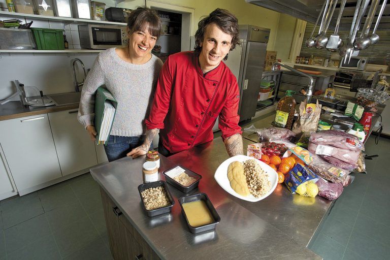 Mirela Kilga und Produktionsleiter Remo Bügler in der Küche. Foto: vn/hartinger