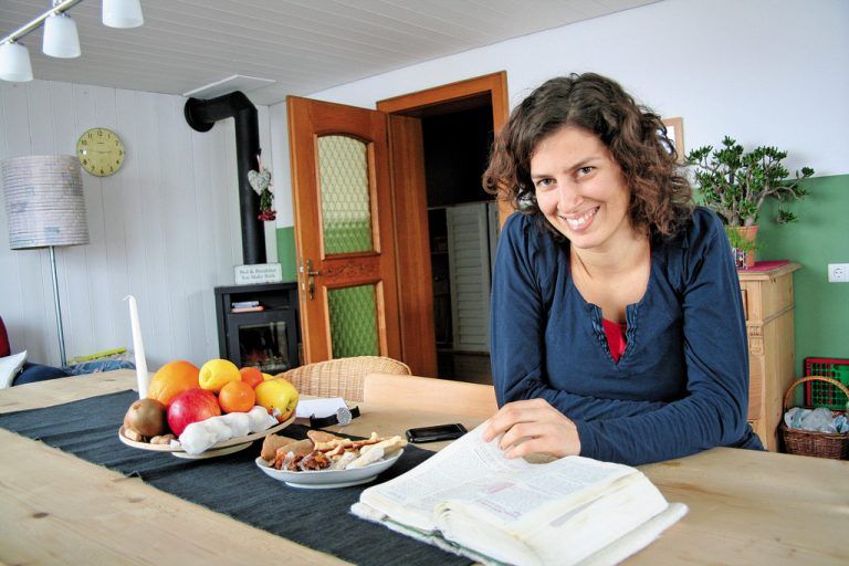 Miriam Alges Bibel ist schon ganz zerfleddert. Sie liest viel darin. Das schenkt ihr Frieden. Foto: VN/Matt
