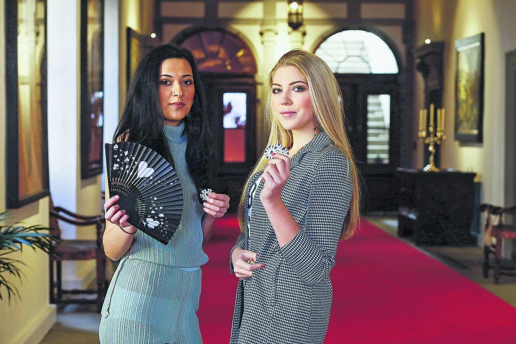 Misswahlkandidatinnen präsentieren sich im Casino