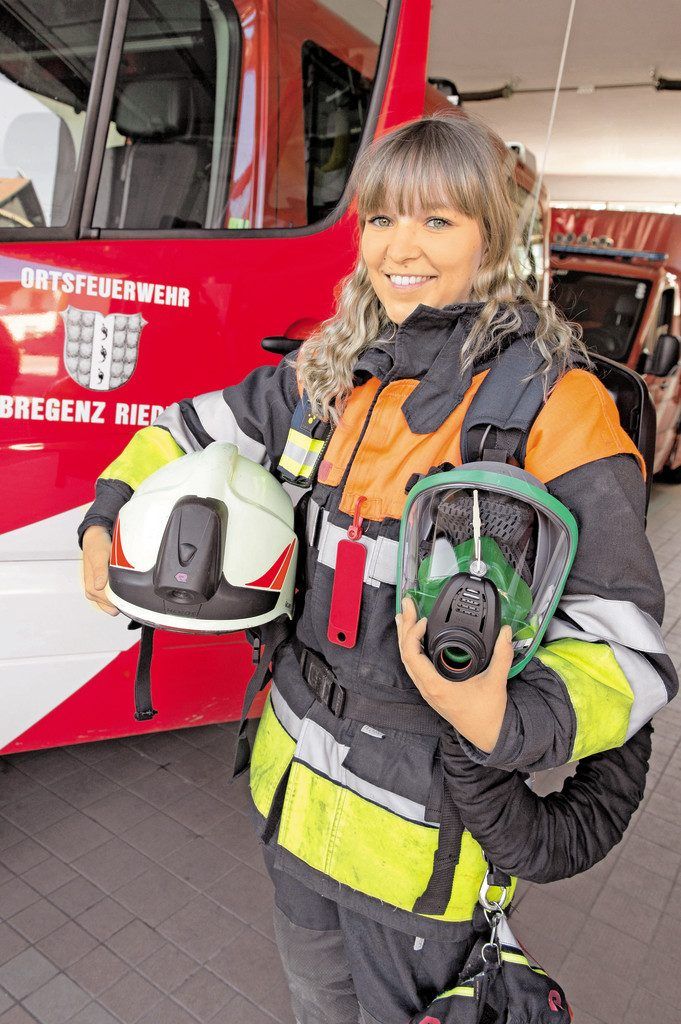Die Frau geht durch’s Feuer
