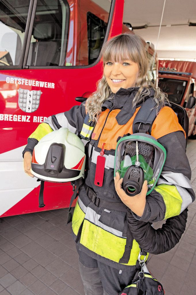 Mit dem Langzeitatmer wiegt die Feuerwehruniform rund 35 Kilo. Für Janine Glatz kein Problem. Foto: D. Stiplovsek
