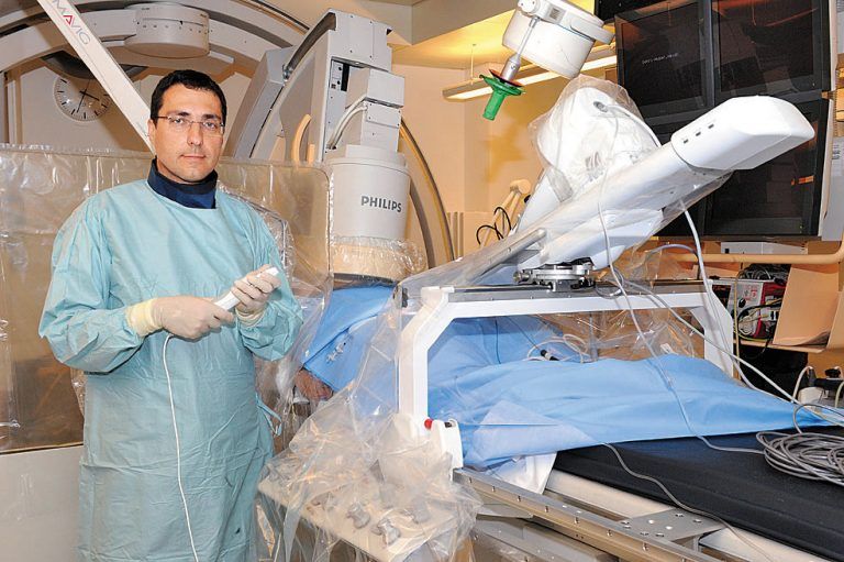 Mit dem Robotersystem verfügt Dr. Thomas Wolber über eine effiziente Unterstützung bei Herzkathetereingriffen. Foto: Unispital Zürich