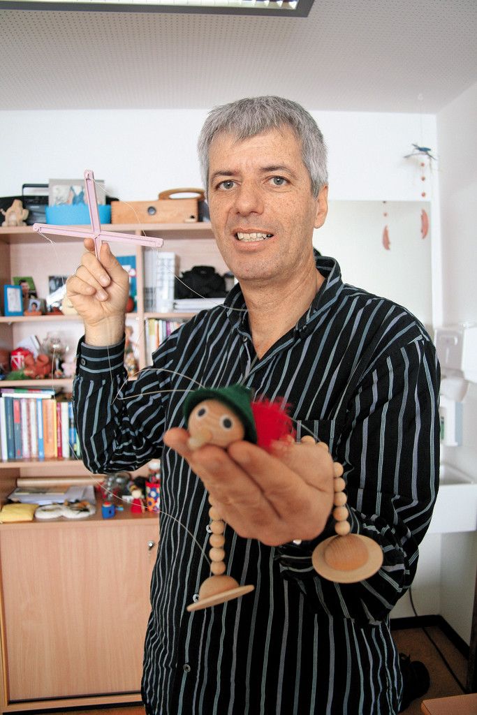 Mit der Marionette Kasimir kommt Hannes Berthold (51) seinen kleinen Klienten entgegen und schafft Vertrauen. Foto: VN/Matt