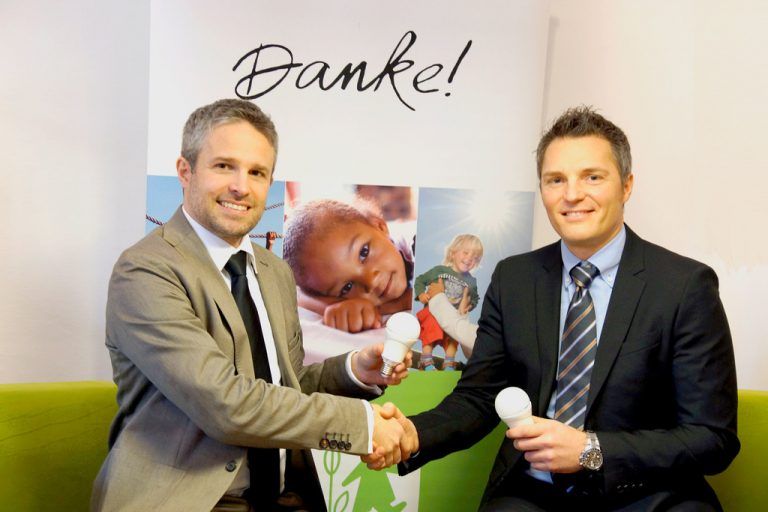 Mit der Übergabe zweier LED-Lampen besiegeln Stephan Haupt von Tridonic (r.) und Wolfgang Katsch von SOS-Kinderdorf die Aktion. 