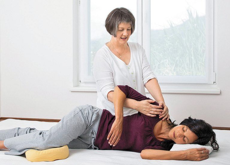 Mit entspannendem und aktivem Shiatsu löst Monika Sandholzer Blockaden im Körper. Foto: Privat