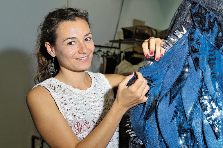 Mit Nadel und Faden bringt Martina Feichtinger die Kostüme auf Vordermann. Foto: vn/Hofmeister
