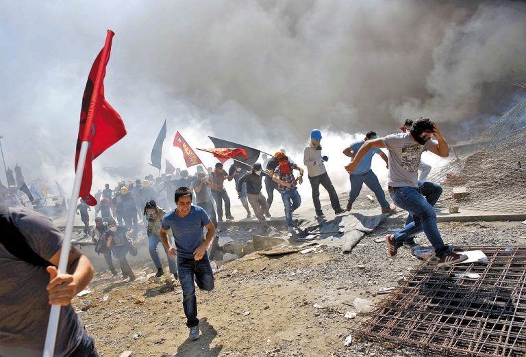 Mit Wasserwerfern und Tränengas geht die türkische Polizei gegen Demonstranten vor. Doch nicht alle lassen sich vertreiben. Foto: reuters