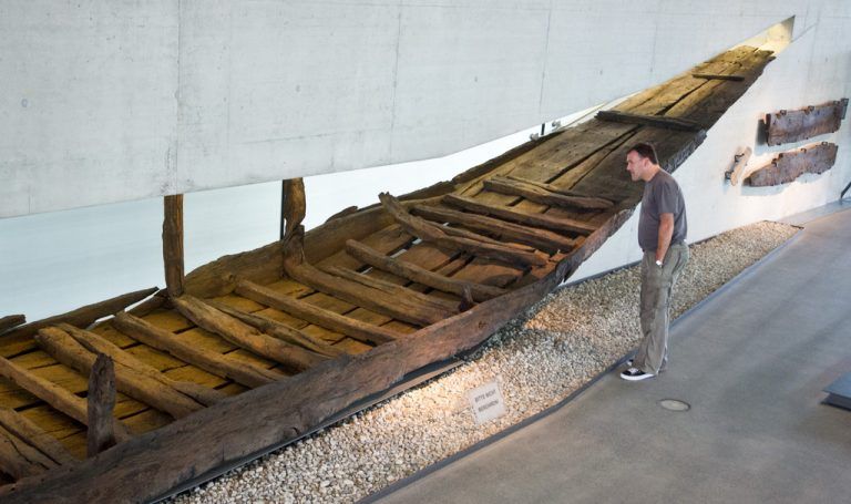 Mittelalterliches Schiffswrack, das 1991 geborgen wurde. Foto: dpa