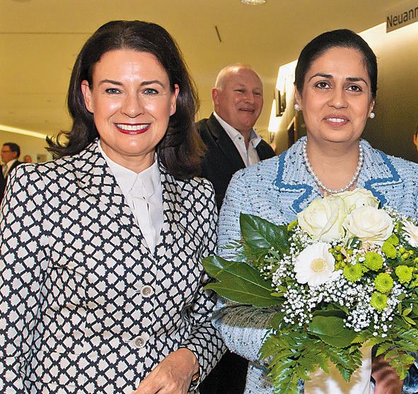 Moderatorin Angelika Böhler (l.) mit Monisha Kaltenborn.