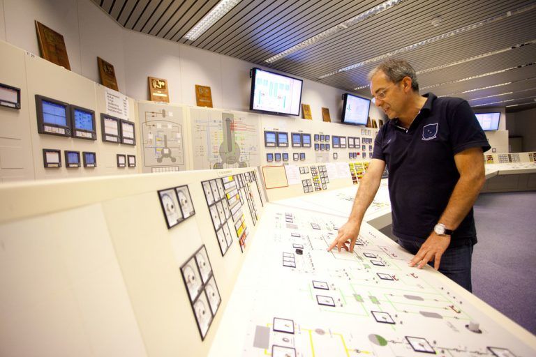 Mühleberg wird 2019 abgeschaltet. Zuvor will die Betreiberfirma u. a. die Sicherheit des Wohlenseestaudamms erhöhen. Fotos: VN/Hartinger