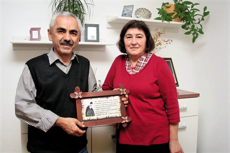 Mustafa und Meryem: Den mittelalterlichen Dichter und Mystiker ar-Rumi nennen die Türken „Mevlana“. Foto: VN/Matt